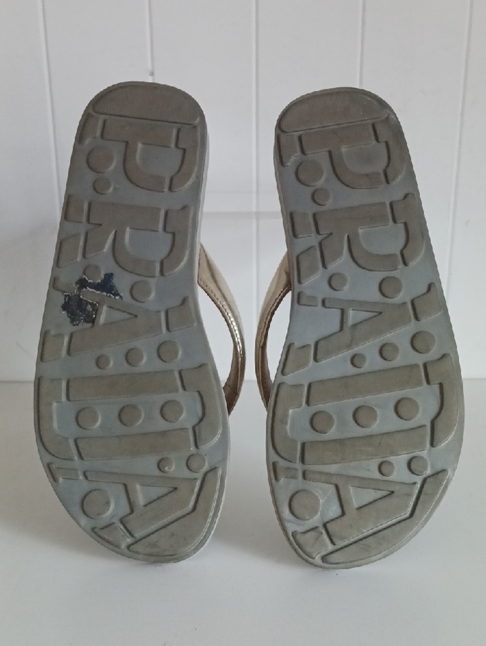 PRADA GOLD FLIP FLOPS. - Picture 3 of 5